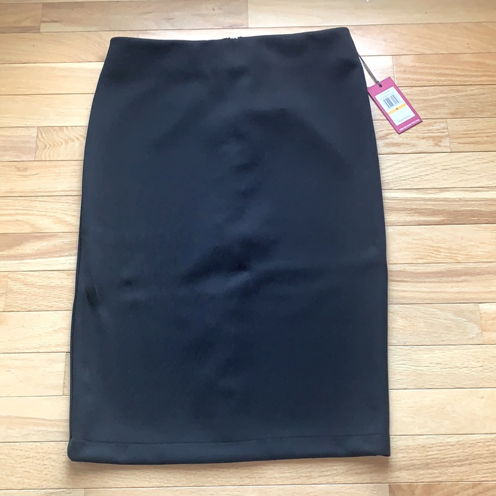 VINCE CAMUTO NWT BLACK SKIRT WITH WORKING ZIPPER ON THE BACK